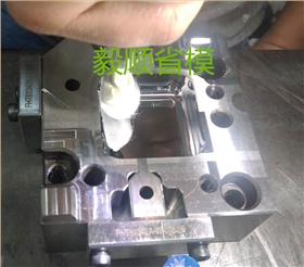 蘋(píng)果手機(jī)充電器模具省模