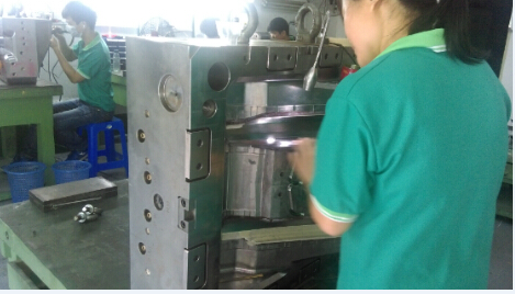省模師傅正在對車燈模具進行前期省模，砂紙型號用#600、#800、#1000、最后到#1200，需確保去除火花紋、打磨平整才能進入下工序，嚴格的全過程把控是保證后期拋光能達到表面光潔度要求的關(guān)鍵